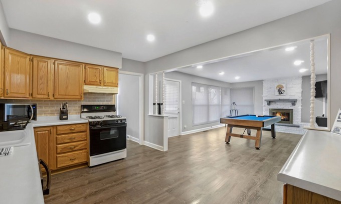 Elk Grove Village House | Pet-Friendly Elk Grove Village Retreat with Pool & Breakfast