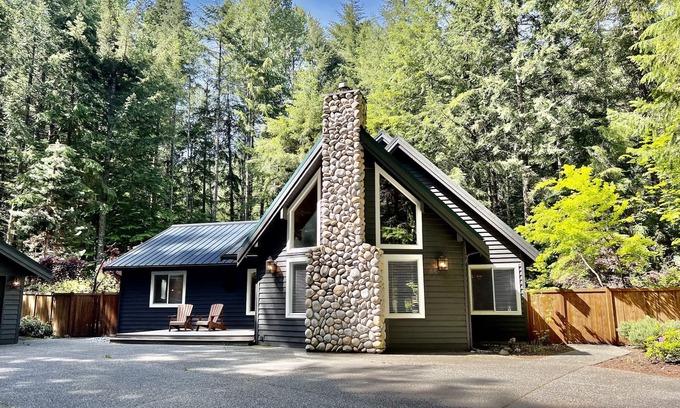 Enumclaw House | Ideal Mountain Home for Families Near Mt Rainier Sunrise