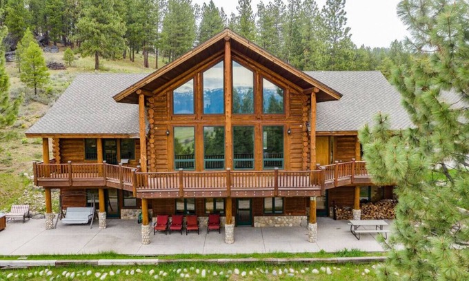 Tamarack Apartment | Cozy Log Cabin by Cascade Lake with Spa and Hot Tub