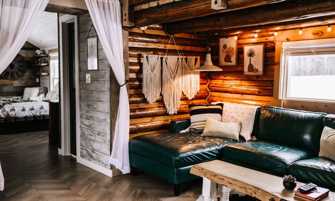 Wolverine Cabin | Elkhorn Log Cabin: Prime Location with Spa & Breakfast