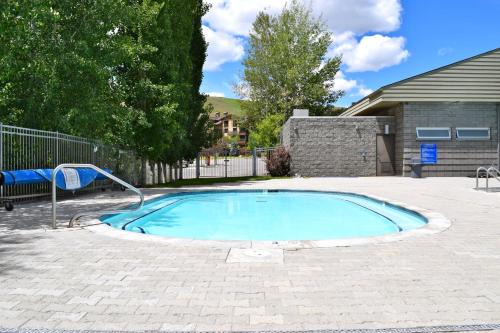 Elkhorn Village Hotel | Cozy Elkhorn Studio Condo with Pool & Hot Tub Access
