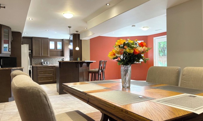 Richmond Hill Apartment | Guest Rated 10/10: Ella's Cozy Retreat with Pool & Breakfast