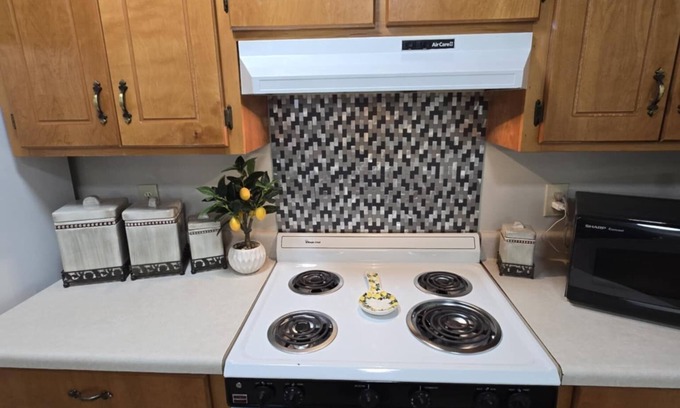 Steens House | Ella's Place is a charming 3-bedroom house with AC, WiFi in East Columbus