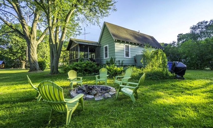 Three Oaks House | Charming Ellie’s Cottage Near Pristine Cherry Beach