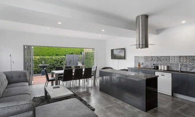 Glebe Cottage | Discover Ellis Cottage in Glebe: Spa & Family-Friendly Retreat