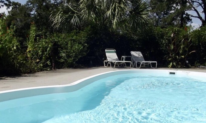 Elloree Bed & Breakfast | Exceptional Elloree Bed and Breakfast with Pool & Dining