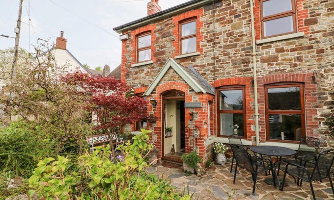 Westleigh House | Elm Cottage: Family-Friendly Getaway with 10/10 Guest Rating