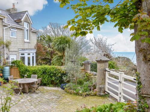 Ventnor House | Elm Cottage: Pet-Friendly Retreat with High Guest Ratings