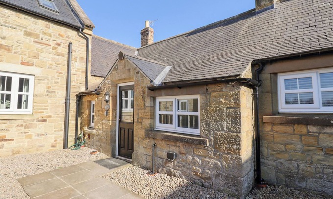 Belford Cottage | Relax at ELM COTTAGE with Hot Tub & Pet-Friendly Perks