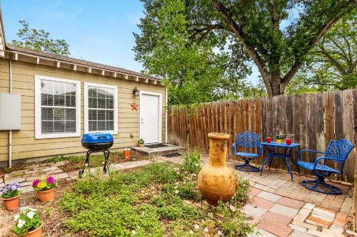 Seguin House | Elm Street Bungalow