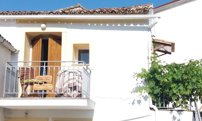 Petaleia House | Discover Unique Elm Tree: Pet-Friendly Retreat in Pantokratoras