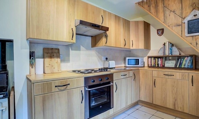 Paxford Cottage | Elm View: Pet-Friendly Stay with Breakfast & Family Comfort