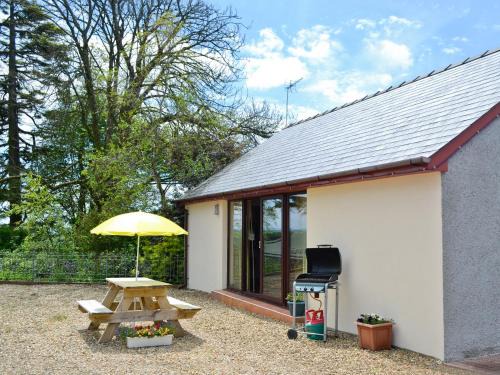 Llanybri House | Pet-Friendly Elm View: A Family Retreat Awaits You