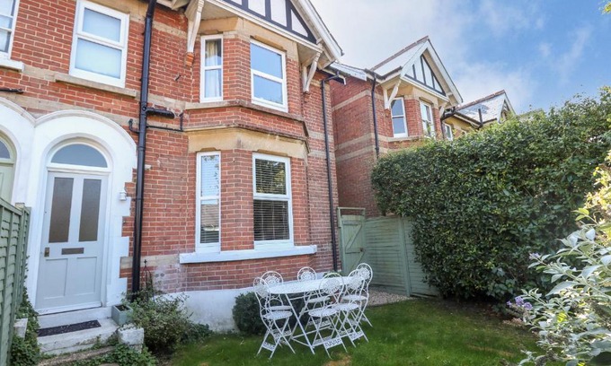 Wareham House | Elm Villa: Pet-Friendly Retreat with a 9.8 Guest Rating