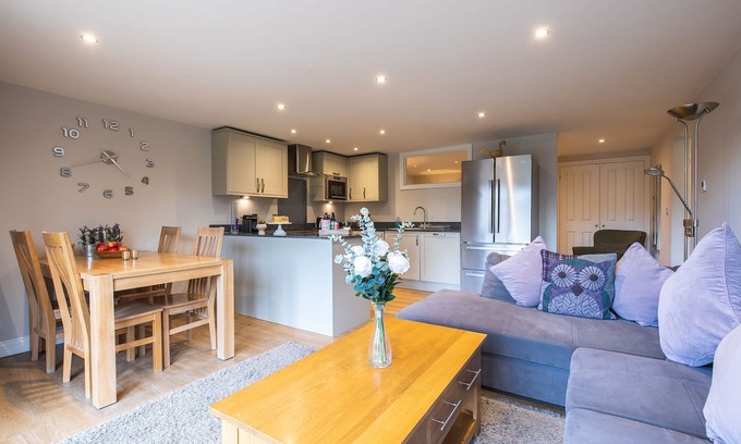 Cutnall Green Apartment | Discover Elmbridge Farm Warbler Lodge: Family-Friendly Retreat