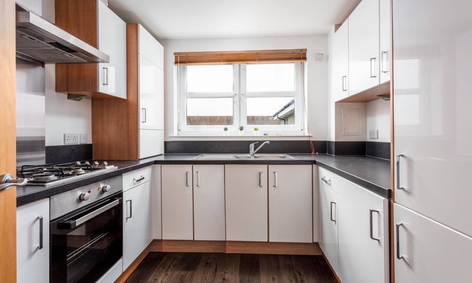Ayr Apartment | Top-Rated Elms Way No33 - Pet-Friendly Donnini Apartments