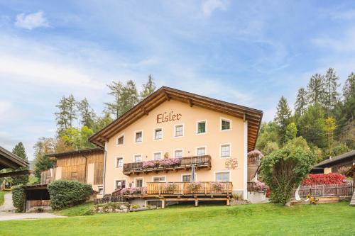 Valle San Silvestro Apartment | Discover Elslerhof: Pet-Friendly Haven with Top Ratings