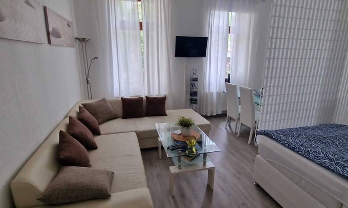 Altlindenau Apartment | Elegant Wilhelminian Style House with Spa Near the City