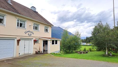 Breim Bed & Breakfast | Welcoming Elvebakk Bed & Breakfast: Family-Friendly Retreat