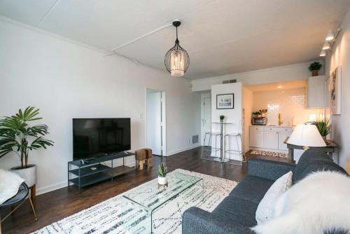 Nashville House | Modern Elvis Hotel with Pool, 3 Beds & Family-Friendly Amenities