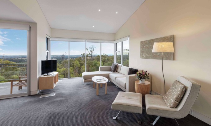 Pokolbin Hotel | Relax at Elysia Wellness Retreat: Pool, Spa & Breakfast!