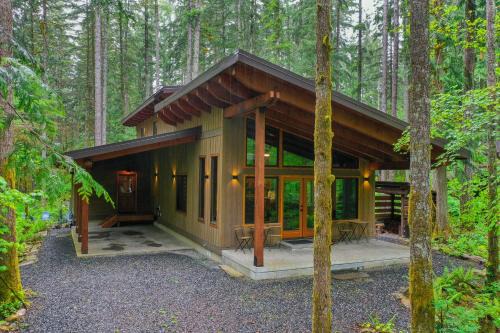 Warnick House | Experience Elysian: A Family-Friendly Stay with Hot Tub