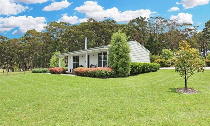Fitzroy Falls Cottage | Serene Elysium Cottage: Cozy Retreat with Lake Views