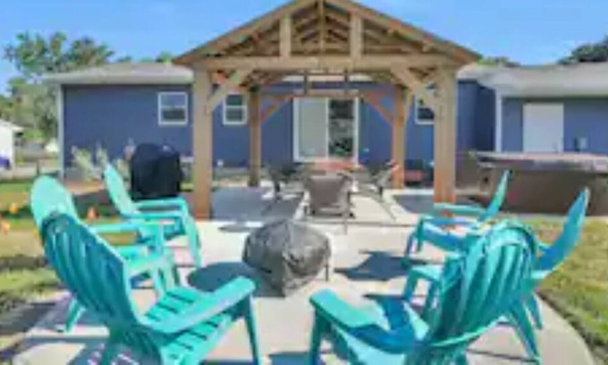 Northview House | ELYSIUM * HotTub 4bed 2bath Near EVERYTHING!