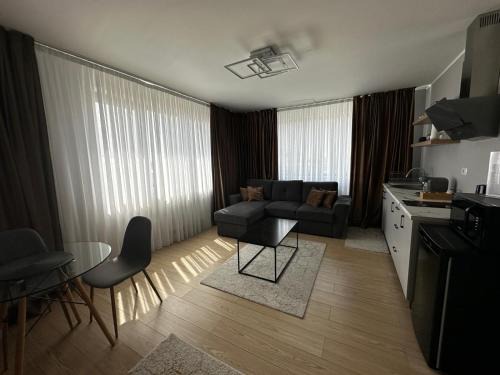 Tirgu Jiu Apartment | Stylish 2-Bedroom Apartment with 9.2/10 Guest Rating