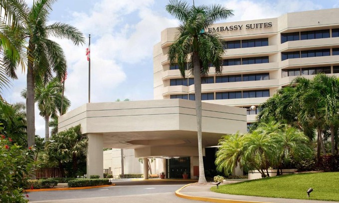 Boca Raton Hotel | Relaxing Retreat at Embassy Suites Boca Raton with Pool