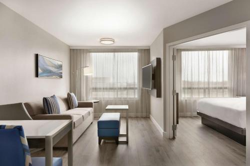 Pointe Claire Hotel | Discover Embassy Suites by Hilton Montreal Airport Retreat