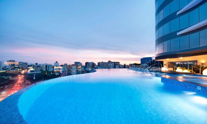 Ensanche Naco Hotel | Elegant Embassy Suites by Hilton Santo Domingo with Pool & Spa