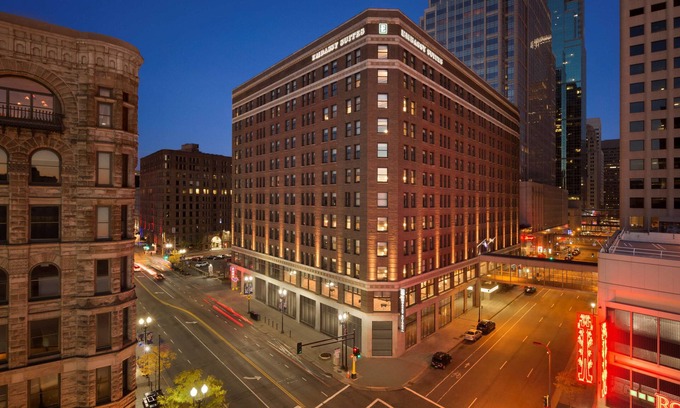 Downtown West Hotel | Discover Embassy Suites by Hilton Minneapolis Downtown