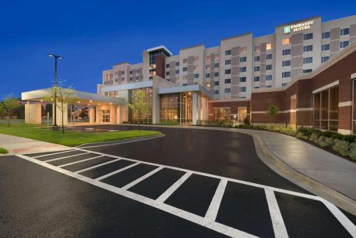 Naperville Hotel | Pet-Friendly Embassy Suites by Hilton Chicago Naperville