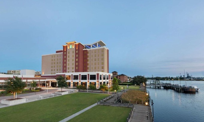Downtown Wilmington Hotel | Discover Embassy Suites by Hilton Wilmington Riverfront Retreat