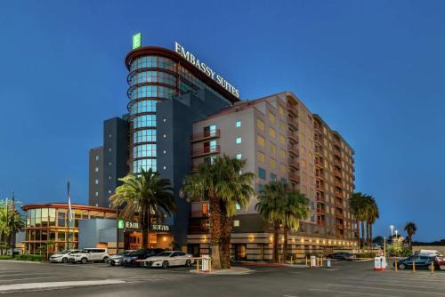 Las Vegas Hotel | Pet-Friendly Embassy Suites by Hilton Las Vegas with Pool