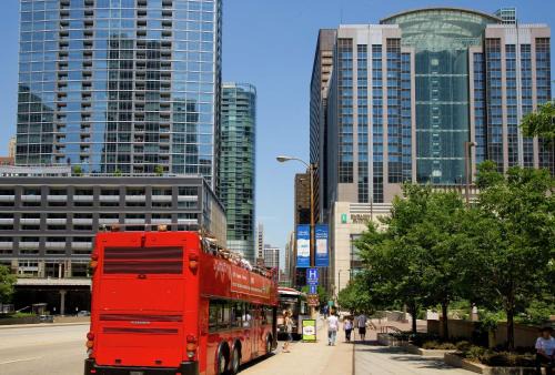 Streeterville Hotel | Stylish Embassy Suites by Hilton Chicago Near Magnificent Mile