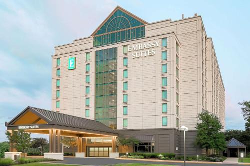 Lombard Hotel | Discover Embassy Suites by Hilton Chicago Lombard Today