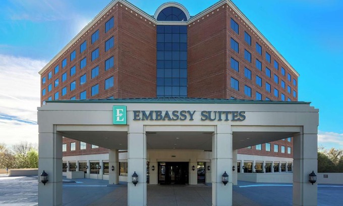 Bluffview Hotel | Discover Embassy Suites by Hilton Dallas-Love Field