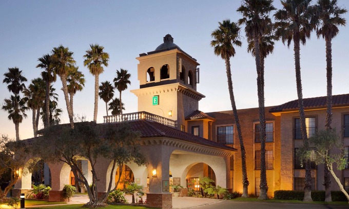 Lompoc Hotel | Embassy Suites by Hilton Lompoc: Poolside Relaxation Awaits