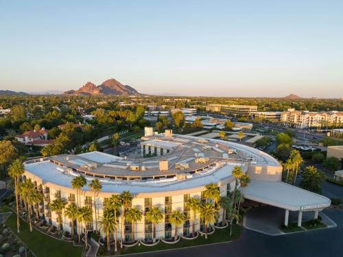 Camelback East Hotel | Relaxing Retreat at Embassy Suites Phoenix Biltmore