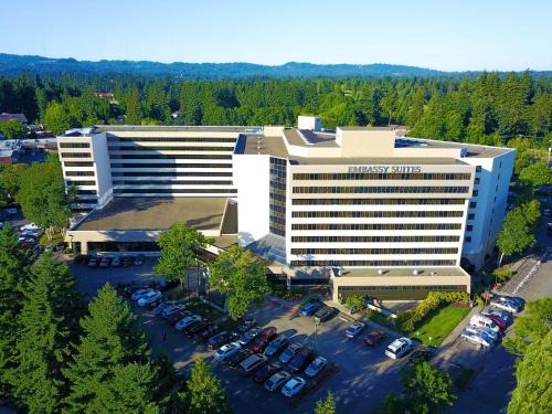 Tigard Hotel | Premier Embassy Suites by Hilton Portland with Spa & Pool