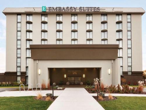 West Bloomington Hotel | Pet-Friendly Embassy Suites in Bloomington with Pool Access