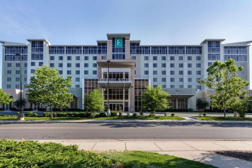 Elizabeth Hotel | Comfortable Embassy Suites by Hilton Newark Airport Stay