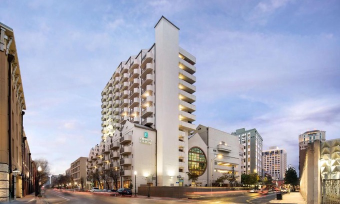Central Business District Hotel | Pet-Friendly Embassy Suites near New Orleans Convention Center