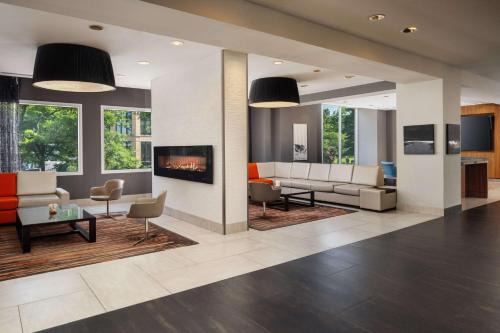 Friendship Heights Hotel | Relax at Embassy Suites by Hilton Chevy Chase Pavilion
