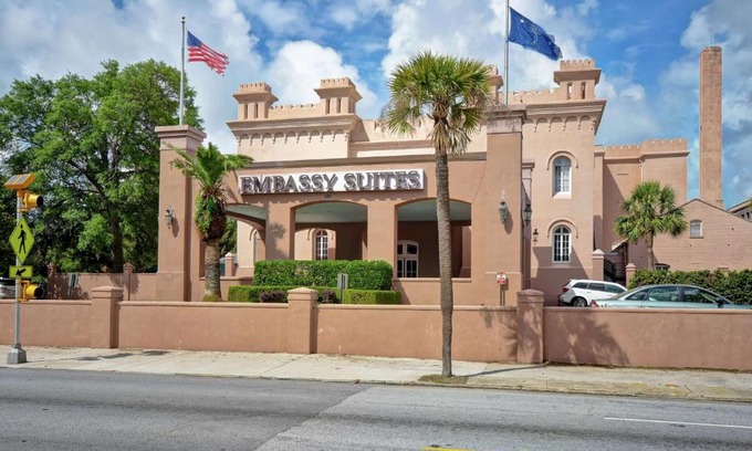 Downtown Charleston Hotel | Pet-Friendly Embassy Suites in Charleston's Historic District