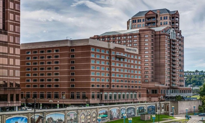 Covington Hotel | Relaxing Riverfront Getaway at Embassy Suites Cincinnati
