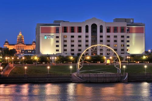 Downtown Des Moines Hotel | Discover Embassy Suites Des Moines Downtown with Pool & Pets