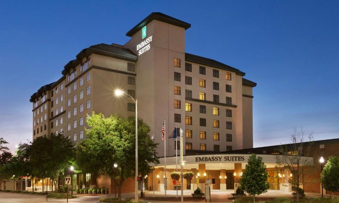 Downtown Lincoln Hotel | Comfortable Embassy Suites Lincoln with Oceanfront Amenities